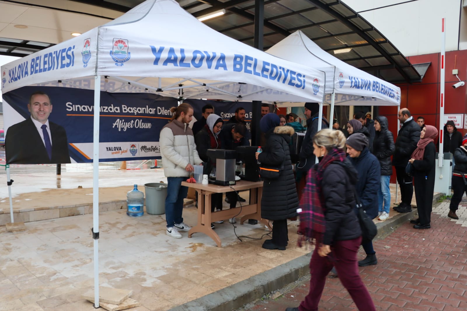 ÖĞRENCİLERE KAHVELER TUTUKTAN Yalova Haberci Gazetesi